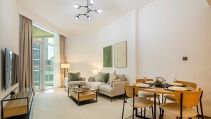 Apartamento superluxo, sacada, vista para a cidade | Área de estar