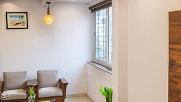 Junior Studio | Premium bedding, in-room safe, desk, laptop workspace