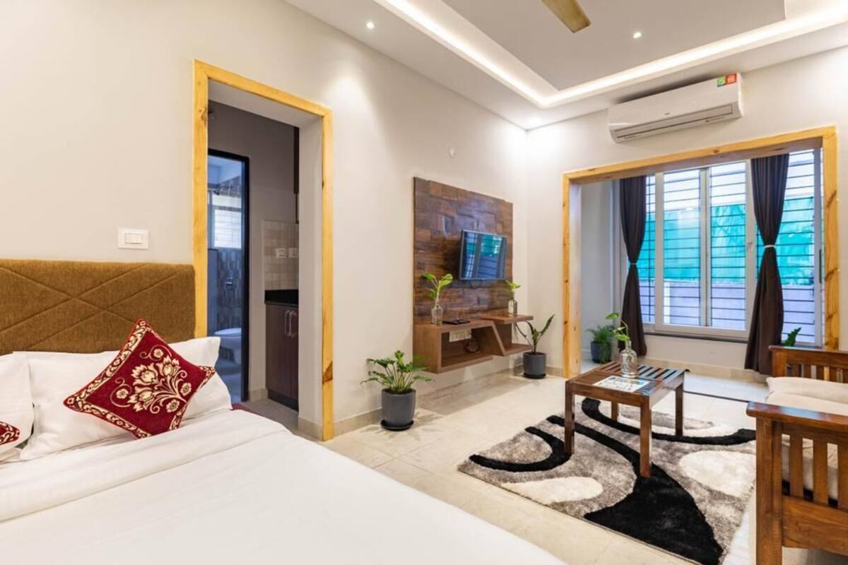 Junior Studio | Premium bedding, in-room safe, desk, laptop workspace