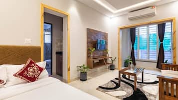 Ropa de cama de alta calidad y caja de seguridad en la habitación