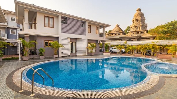 Swim-up bar - Bhoomika Resort (Assagao)