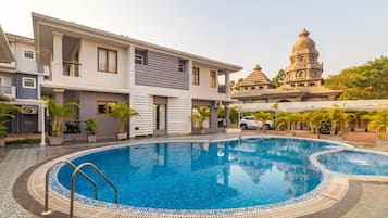 Swim-up bar