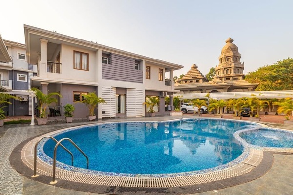 Swim-up bar