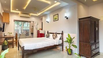 Premium bedding, in-room safe, desk, laptop workspace