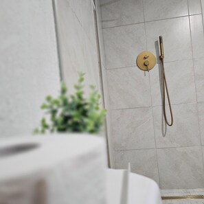 Dusche, Handtücher, Seife, Shampoo