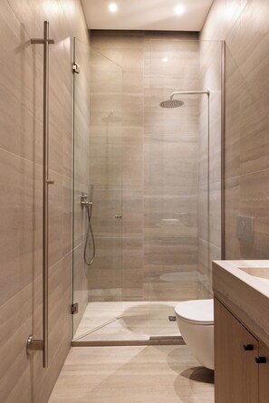 Appartement | Salle de bain | Séchoir à cheveux, shampooing