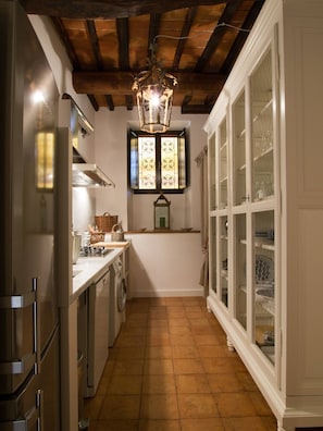 Réfrigérateur, micro-ondes, plaque de cuisson, lave-vaisselle