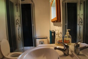 Shower, free toiletries, hair dryer