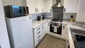 Private kitchen - Florence Coach-House Retreat Parking Wifi (Peterborough)
