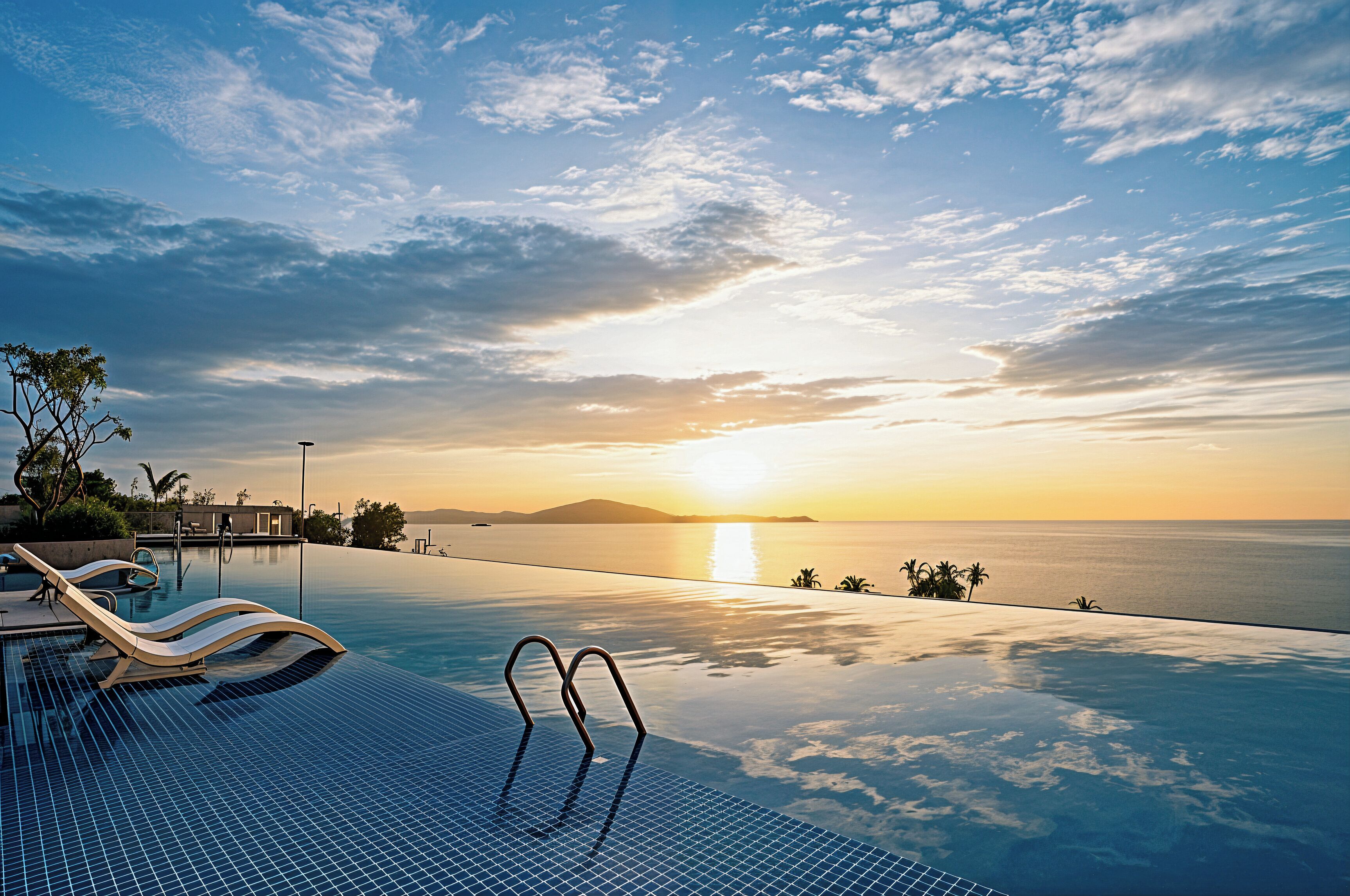 4 outdoor pools, pool umbrellas, sun loungers