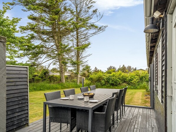 Outdoor dining - "Aku" - 700m from the sea by Interhome (Blokhus)