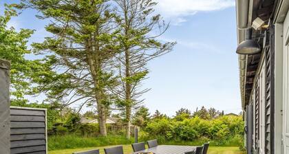 "Aku" - 700m from the sea by Interhome
