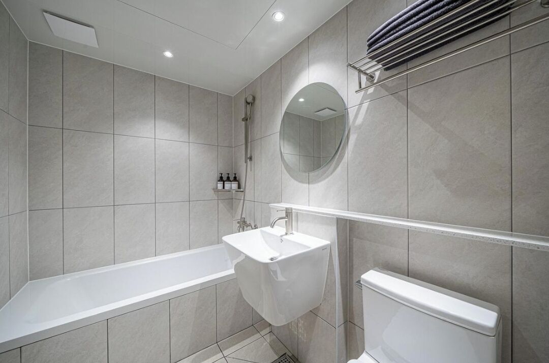 Une salle de bain moderne avec une baignoire, un lavabo et des toilettes.