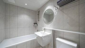 Une salle de bain moderne avec une baignoire, un lavabo et des toilettes.