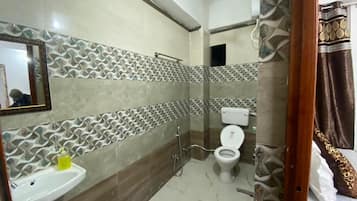 Deluxe Double Room | Bathroom | Shower, free toiletries, towels, soap