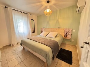 4 slaapkamers, een strijkplank/strijkijzer, wifi, beddengoed