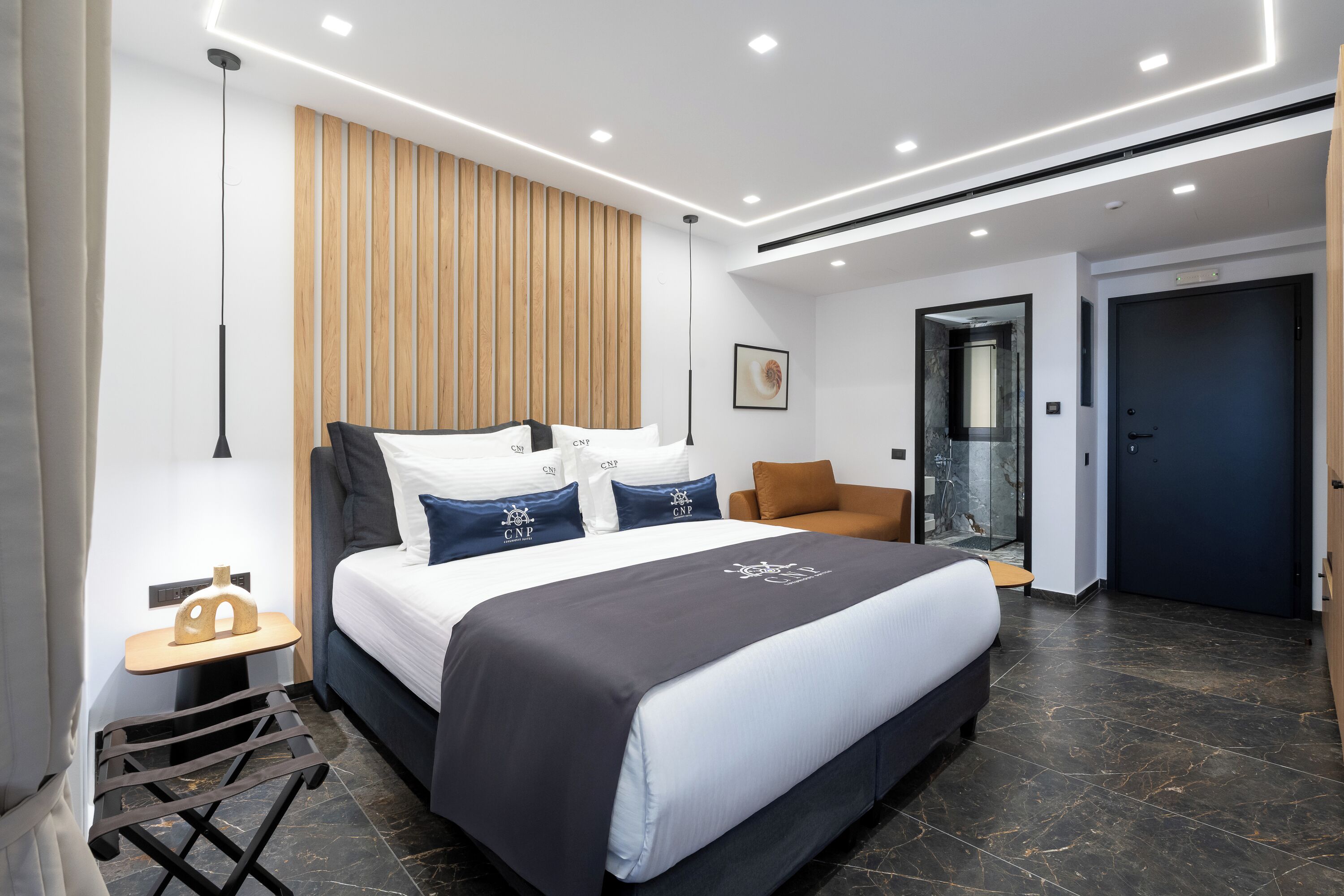 Calypso | Sengetøy av topp kvalitet, memory foam-senger, minibar og safe på rommet