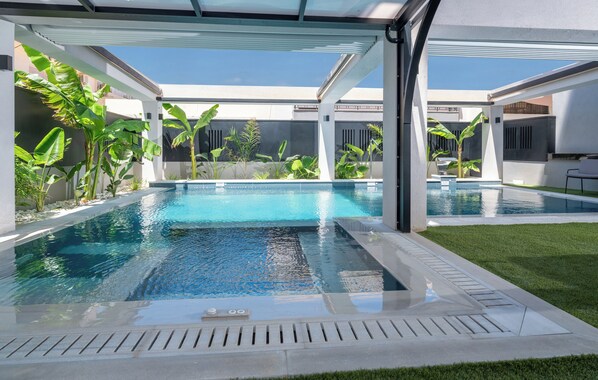 Außenpool, geöffnet von 08:00 Uhr bis 19:00 Uhr, Liegestühle