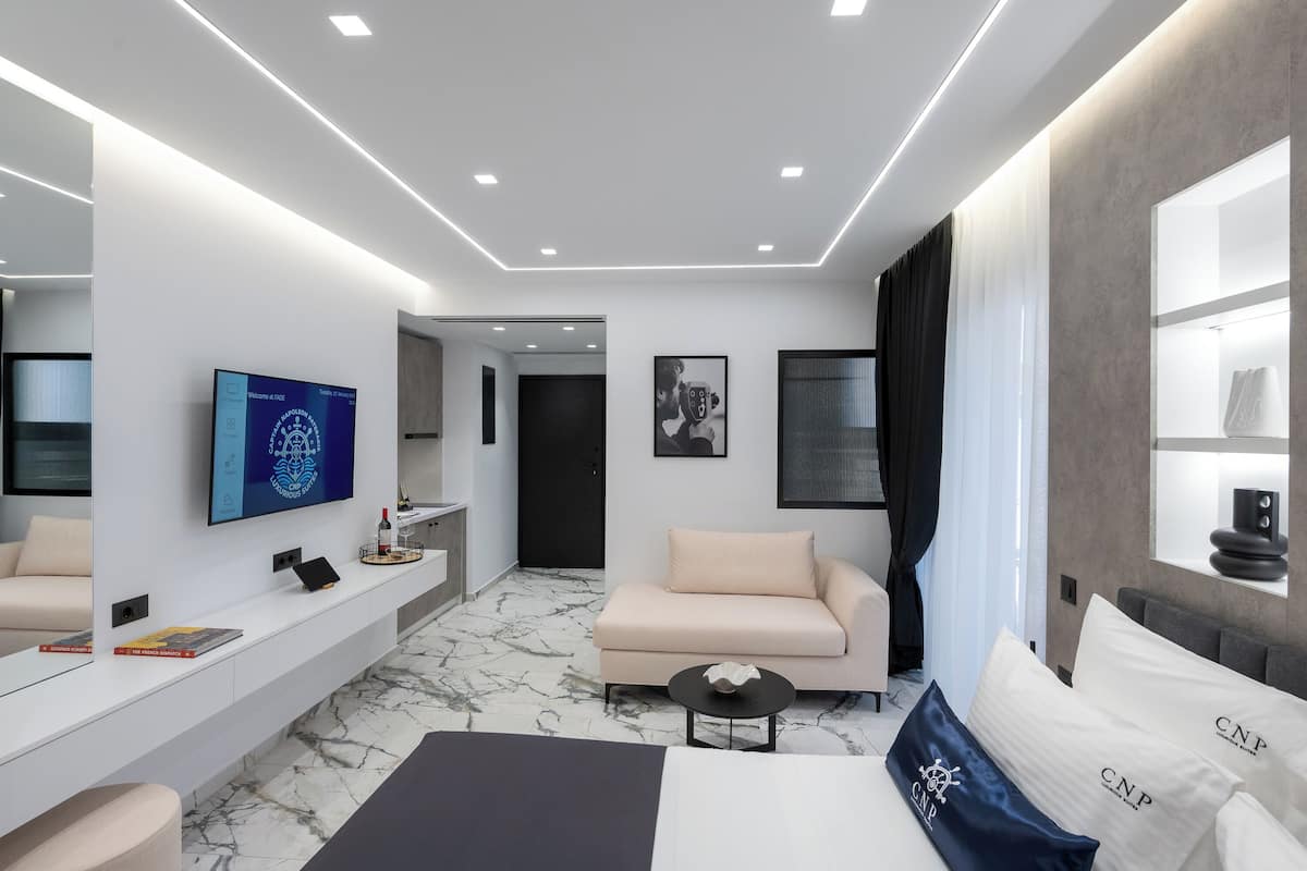 Fade | Sengetøy av topp kvalitet, memory foam-senger, minibar og safe på rommet