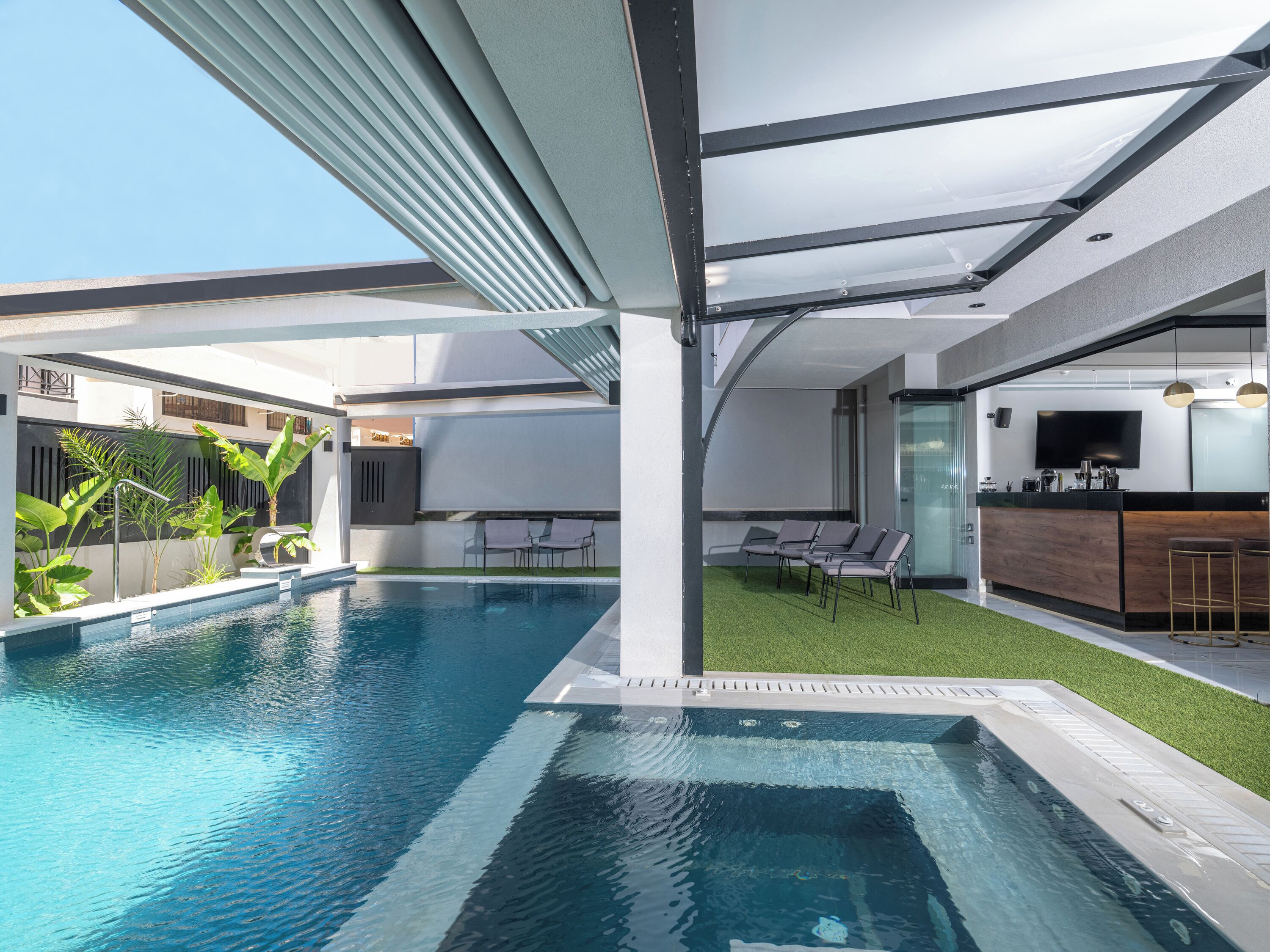 Una piscina al aire libre, sillones reclinables de piscina