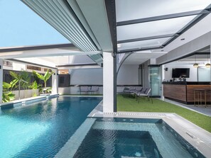 Una piscina al aire libre (de 08:00 a 19:00), tumbonas