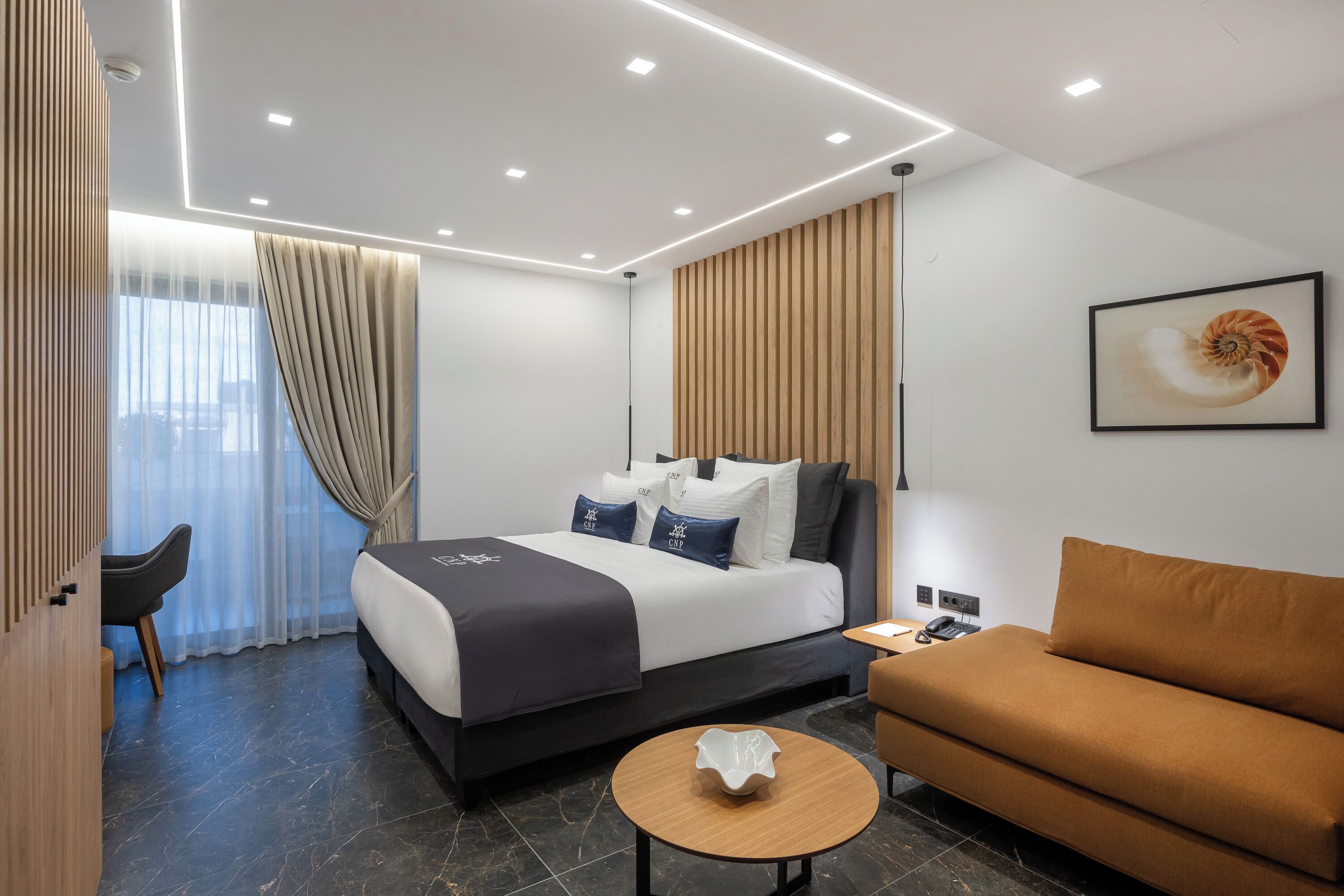 Calypso | Sengetøy av topp kvalitet, memory foam-senger, minibar og safe på rommet