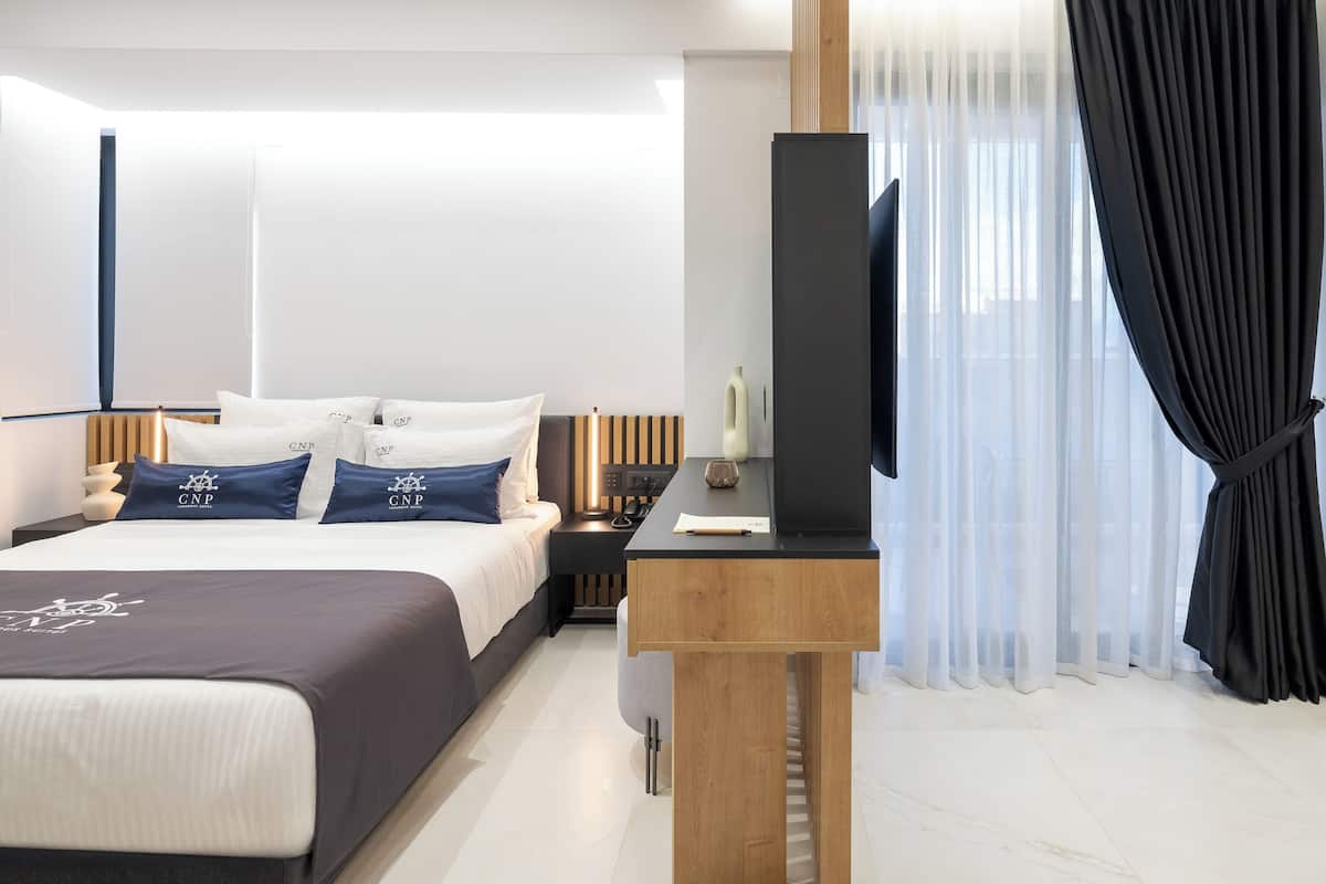 Apeliotes | Sengetøy av topp kvalitet, memory foam-senger, minibar og safe på rommet