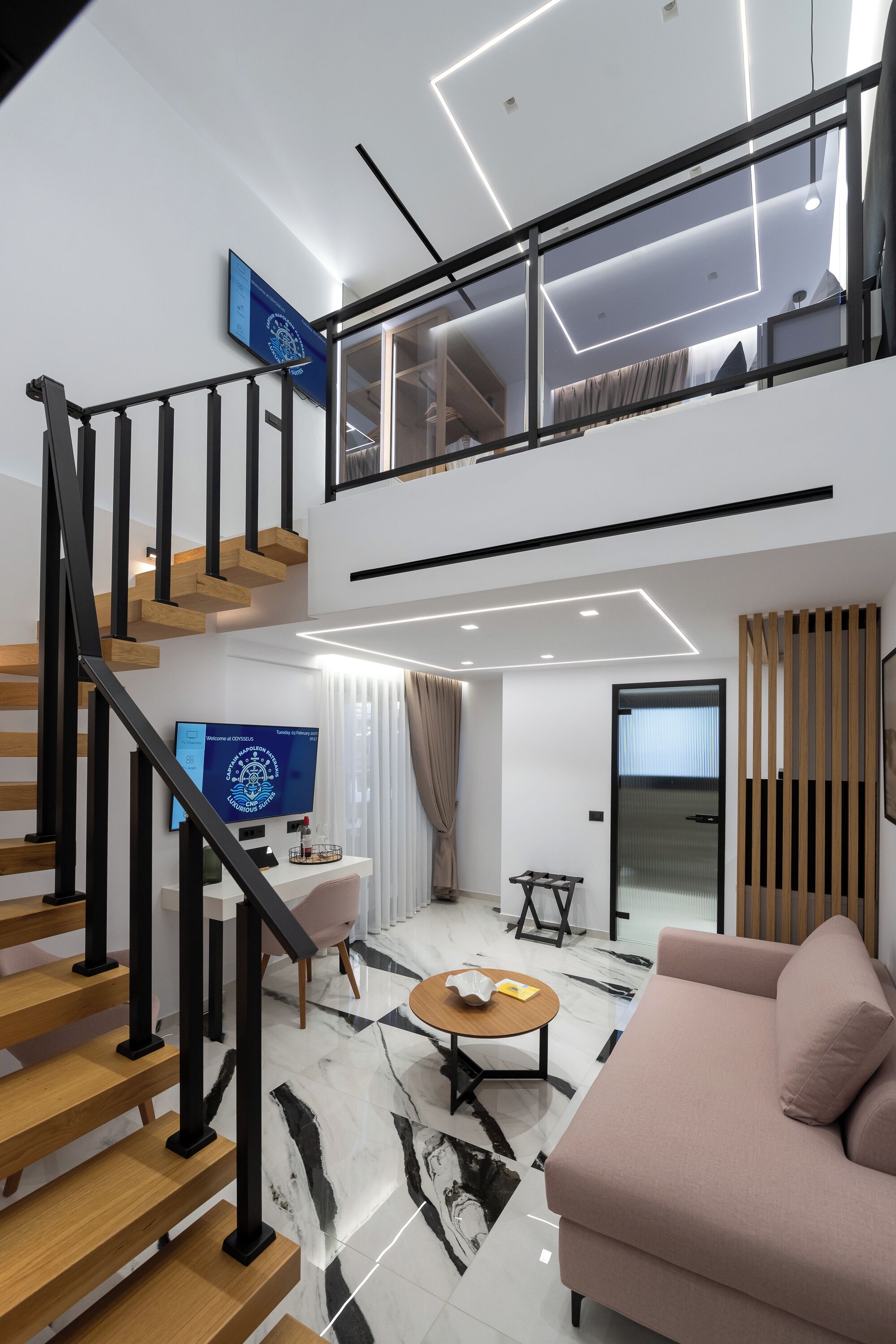 Maisonnette | Luxe beddengoed, bedden met traagschuimmatrassen, een minibar