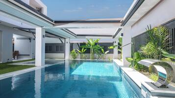 Een buitenzwembad, open van 08.00 uur tot 19.00 uur, en ligstoelen