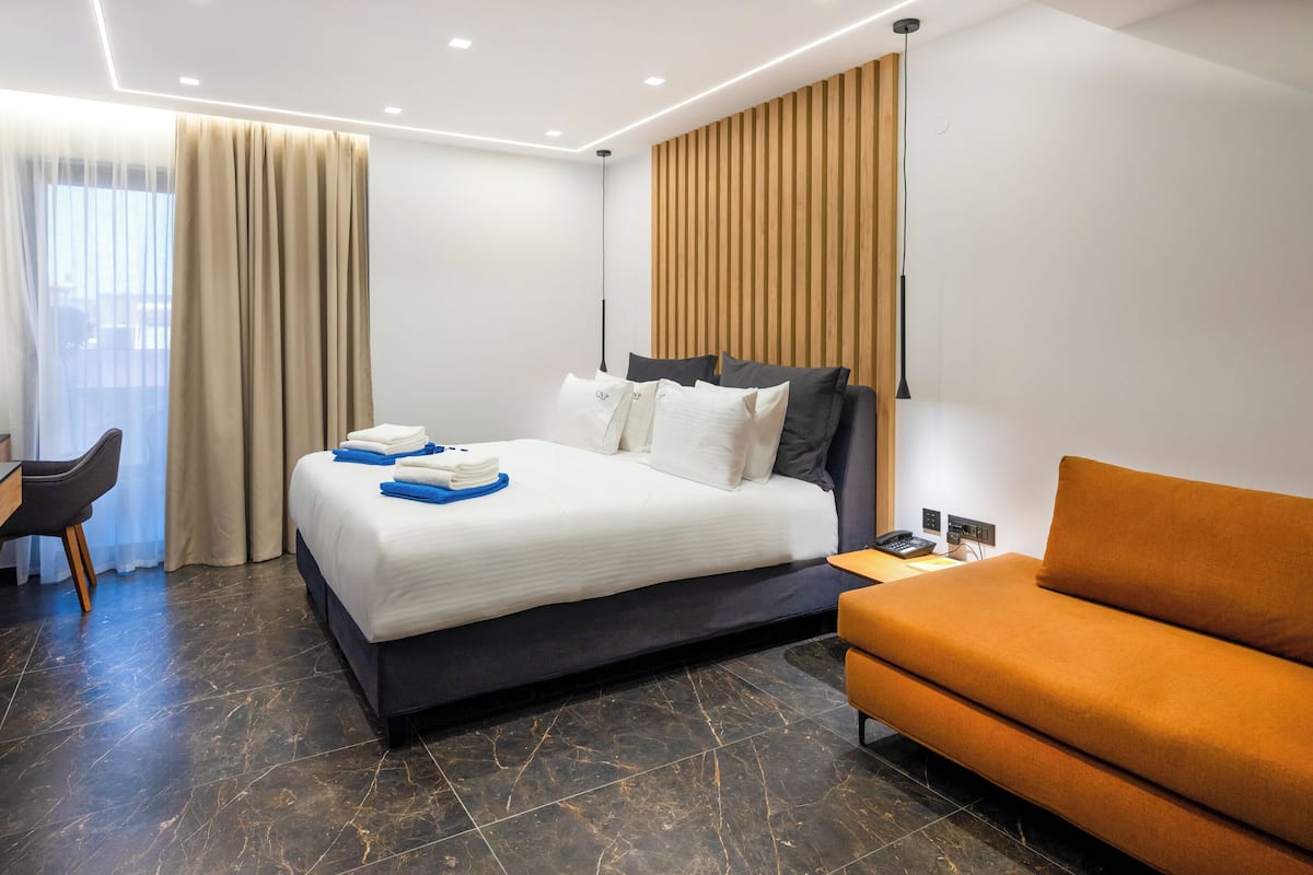 1 bedroom, premium bedding, memory-foam beds, minibar