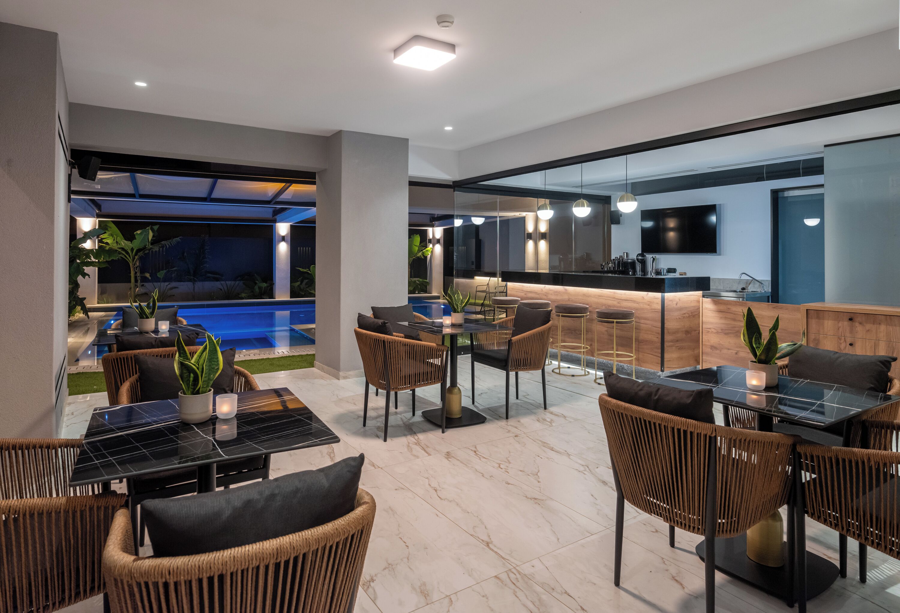 Bar junto a la piscina