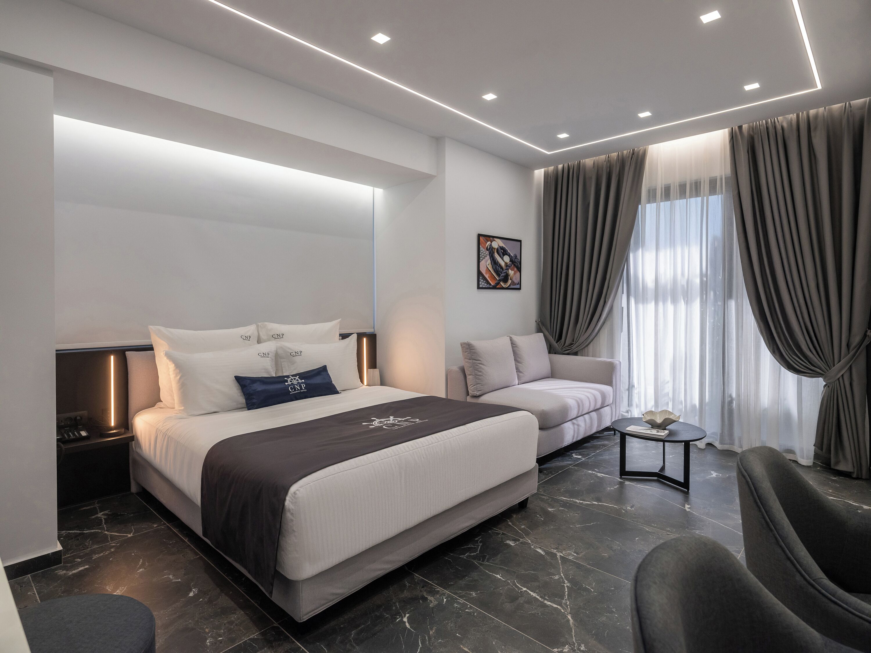 Notus | Sengetøy av topp kvalitet, memory foam-senger, minibar og safe på rommet