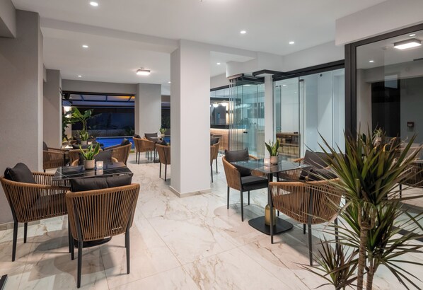 بار بجانب حمام السباحة