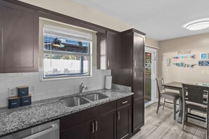 Kylskåp, mikrovågsugn, ugn och spishäll