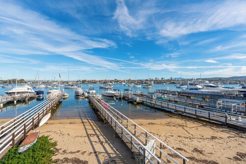 Cozy Studio by the Bay | Dock Access & Steps from Newport Hotspots