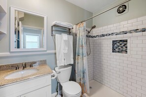 Regadera, secadora de cabello, toallas 