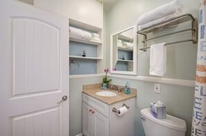 Shower, hair dryer, towels - Cozy Studio by the Bay | Dock Access & Steps from Newport Hotspots (Newport Beach)