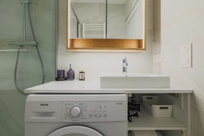 Appartement | Salle de bain | Séchoir à cheveux, serviettes fournies, shampooing