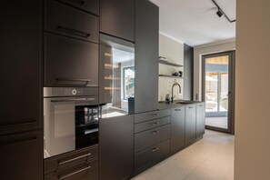 Frigorífico, horno, placa de cocina y lavavajillas