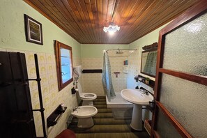 Chalet familiare, 4 camere da letto, lato montagna (Baita Immersa Nel Verde) | Bagno | Doccia, asciugacapelli, bidet, asciugamani
