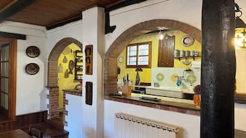 Chalet familiar, 4 habitaciones, junto a la montaña (Baita Immersa Nel Verde) | Cocina privada | Refrigerador, microondas, horno y parrilla de estufa