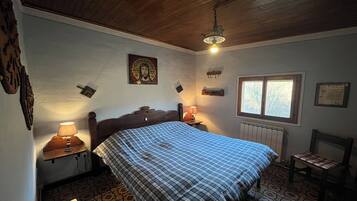 Family Chalet, 4 Bedrooms, Mountainside (Baita Immersa Nel Verde) | 4 bedrooms, bed sheets
