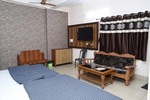 Classic Quadruple Room | Free WiFi, bed sheets - Hotel Hill View (Jamshedpur)