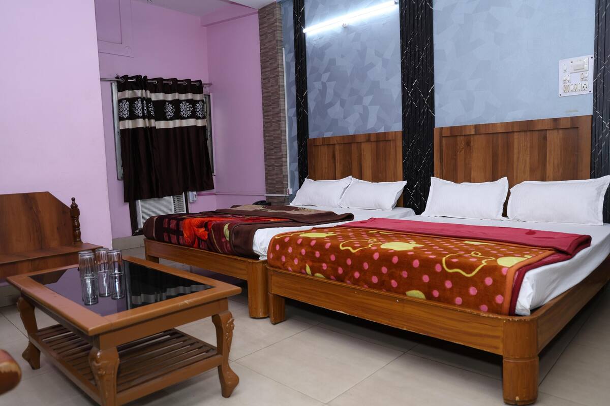 Un dormitorio con una cama de madera, una mesita de noche y una pequeña mesa de madera.