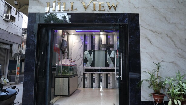 The entrance to Hotel Hill View with a reception desk and a fish tank. - Hotel Hill View (Jamshedpur)
