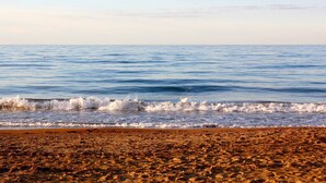 A beach with waves crashing onto the shore. - Apartment With air Conditioning, Parking and Wi-fi (Denia)