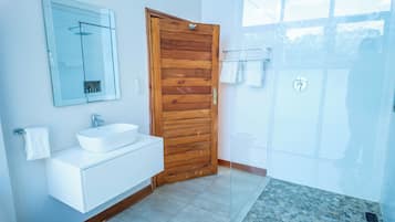 Kamar Single Deluks, Bebas Asap Rokok | Kamar mandi | Bathtub dan shower terpisah, pancuran hujan, jubah mandi, dan sandal