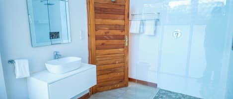 Deluxe Single Room, Non Smoking | Bathroom | Separate tub and shower, rainfall showerhead, bathrobes, slippers