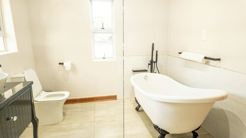 36 Alexander Guest House 