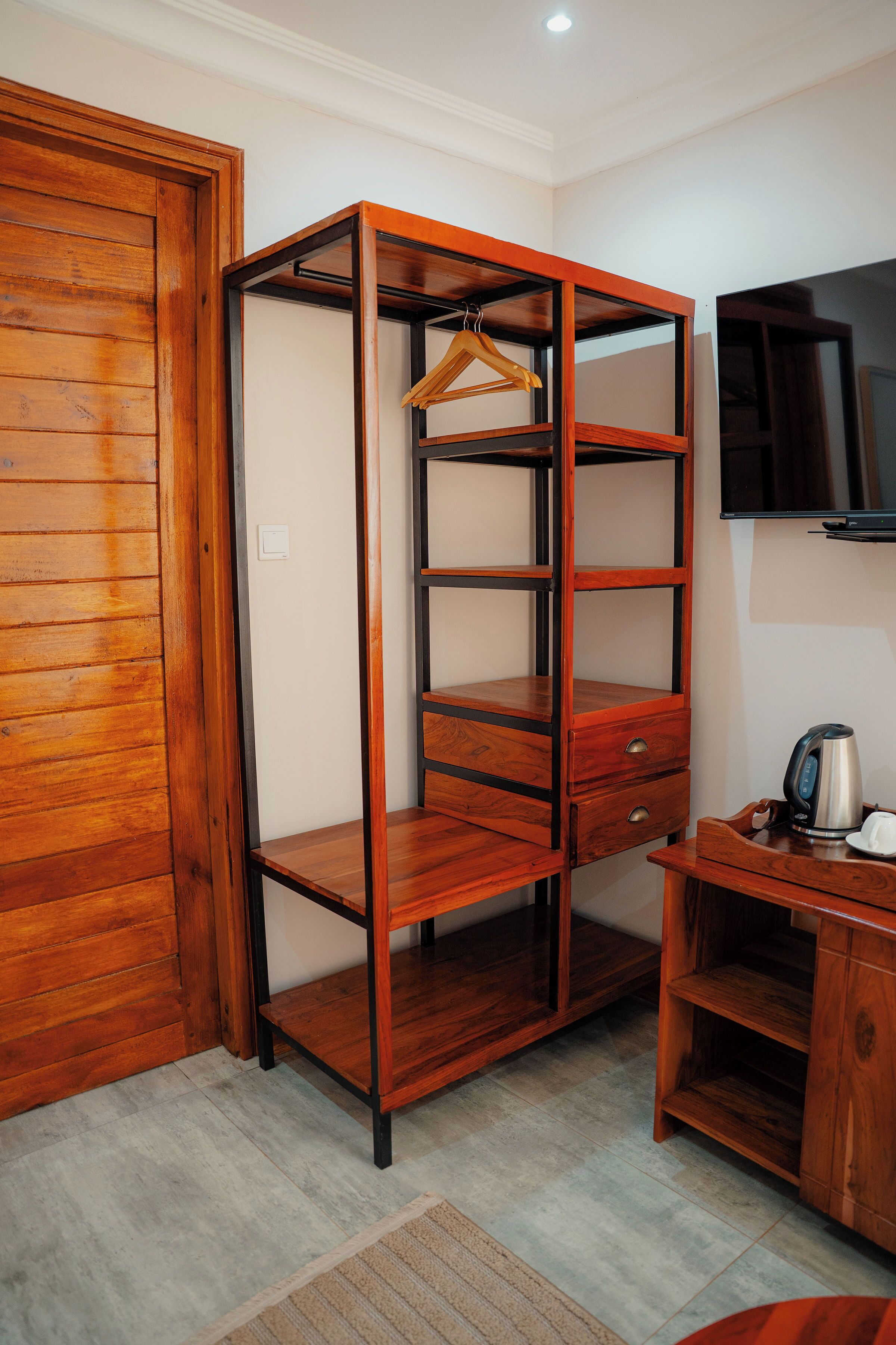 Habitación Deluxe doble, no fumadores, vistas a la piscina | Minibar, caja fuerte, escritorio y espacio para trabajar con un portátil